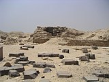 Templo de Userkaf con las ruinas de la pirámide de Neferhetepes en el fondo.