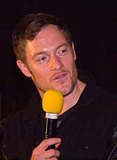 Tahmoh Penikett dans le rôle de Karl C. « Helo » Agathon