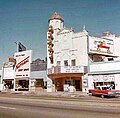 Le Texas Theatre en 1963 avec les films à l'affiche