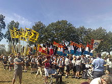 Algiz-Runen auf Flaggen von Voorpost-Teilnehmern bei einer Flaggenparade der flämischen Organisation IJzerwake - 2009