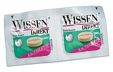 2 Tütchen im Design von Aspirin direkt mit der Aufschrift Wikipedia Wissen direkt