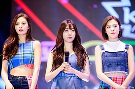 Orange Caramel в августе 2015 года. Слева направо: Нана, Рэйна и Лиззи