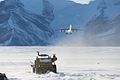 Ilyushin Il-76 de Air Almaty despegando de la pista del aerdodromo Campamento Glaciar Unión.