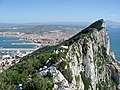 Scène d'ouverture à Gibraltar.