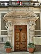 Entrée côté est de l’hôtel de ville d’Évian-les-Bains.