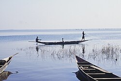 Kalastajia Sélinguejärvellä.