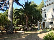 Le parc du Plantier avec la façade principale de la maison classée et un phœnix.