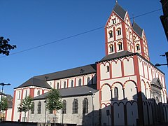 Collégiale Saint-Barthélemy vue de la place Crève-Cœur