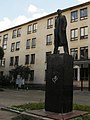 Statue de Maïakovski devant le bâtiment III.