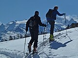 Mit Tourenski auf dem «Stand», im Hintergrund Mischabelgruppe