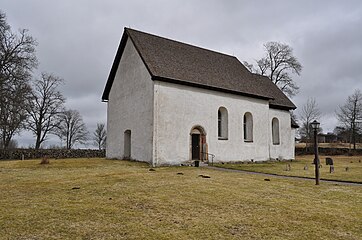 Kyrkan från sydväst med den romanska sydportalen.