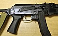 PP-19-01勇士9毫米衝鋒槍的機匣，當中可見設置於“保險”位置後亦充當防塵蓋一部份的快慢機選擇桿、拉機柄、手槍握把、扳機和彈匣插座及釋放撥片