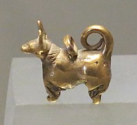 Pendeloque en forme de chien, en or[40]. Musée du Louvre.