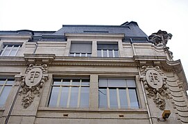 Détail de la façade du côté de la rue des Écossais.