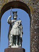 Statue au-dessus d'un puits dans le bourg de Rebourguil.