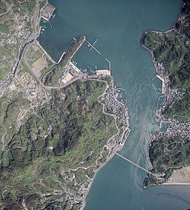 国土交通省 国土地理院 地図・空中写真閲覧サービスの空中写真を基に作成。写真中央やや右から下が三之瀬、上の港が丸岡港、右の対岸が向浦港。