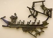 Scène de rapt (?) sur un bateau. Bronze. Musée archéologique d'Héraklion[50].