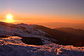 冬季のシエラ・ネバダ山脈と夕焼け