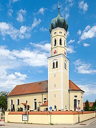 Der Chorflankenturm mit charakteristischer Zwiebelhaube.