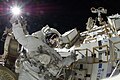 Sunita Williams semble ici brandir le soleil par un effet d'optique, alors qu'elle effectuait la troisième sortie extravéhiculaire de sa deuxième mission.