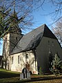 Kirche mit Ausstattung sowie Friedhof mit historischen Grabsteinen und Leichenhalle von 1833