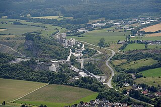 Unterhalb der Felsformation links des Kalkwerkes liegt die Liethöhle