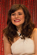 Yael Stone dans le rôle de Lorna Morello-Muccio