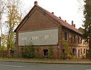 Früheres Betriebsgebäude an der B 65 mit Firmeninschrift „Keramische Hütte“