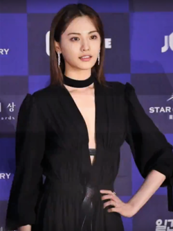 Нана на красной дорожке Baeksang Arts Awards, март 2019 года