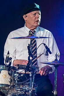 Elliott performing with The Hollies in 2017.