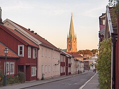 Domkyrkans torn höjer sig över låga trähus längs Hunnebergsgatan.