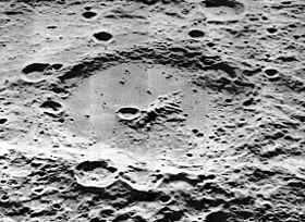 Снимок зонда Lunar Orbiter – V (север справа).