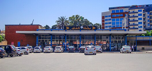 La gare ferroviaire à Chlef (Hôtel Les orangers en arrière plan).