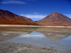 Le Licancabur à droite et la laguna Verde