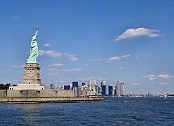 La statue, et au second plan, Manhattan.