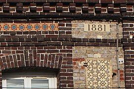 Datation sur la façade de l'ancien hôtel Braconnier.