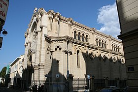 Photographie couleur montrant l'église et le couvent Saint Lazare.