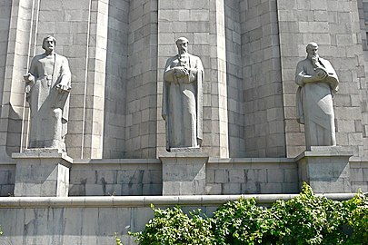 Facciata principale dell'edificio. Da sinistra a destra: Toros Roslin, Grégoire de Tatev, Anania de Shirak.