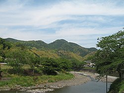 岡部町新舟付近から見た宮島城（中央の山）