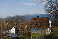 Das Münterhaus in Murnau, in dem Gabriele Münter zeitweise lebte. Im Hintergrund der Heimgarten