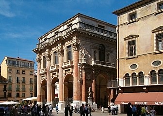 Il Palazzo del Capitanio e, subito a destra, l'inizio della facciata dell'ala ovest del palazzo del Monte di Pietà.