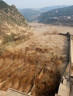 三門峡ダム放流の様子。黄河の左岸は平陸県、右岸は河南省三門峡市湖浜区