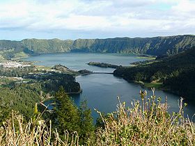 Vue de l'intérieur de la caldeira de Sete Cidades avec le lac Verde (premier plan) et le lac Azul (dernier plan).