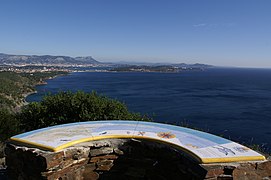 Table d'orientation de la colline du Cap Sicié donnant sur la Méditerranée, La Seyne-sur-Mer, Var, France.