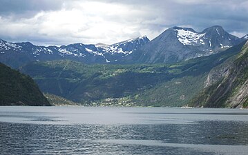 Il Tafjord e il villaggio di Fjørå con i monti Valldal sullo sfondo.