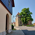 Rathaus (links) und Kirche