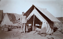 Photographie d'Albert Chemin devant une tente du groupe sanitaire N°1, 1932, Bou Souatine.