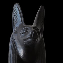 Reproduction d'une statuette représentant Anubis. (définition réelle 3 744 × 3 744)