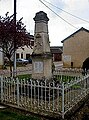 Balnot-sur-Laignes : le monument aux morts pacifiste portant l'inscription "Maudite soit la guerre"