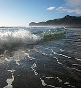 Les vagues se brisant au niveau de Piha nord.